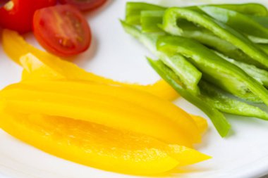 Taze kesilmiş sebze, soğan, dolmalık biber ve domates.