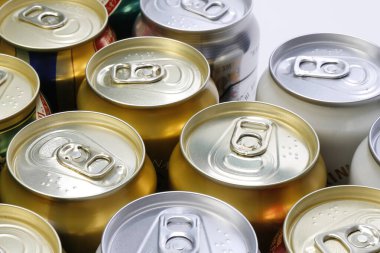 Beyaz arka planda alüminyum bira kutuları, kapatın.