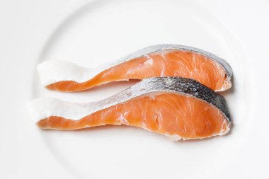 füme somon fileto beyaz zemin üzerine