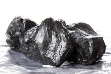 Siyah kömürler beyaz arkaplanda izole