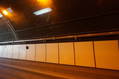 Parlak lambalı boş yeraltı tüneli