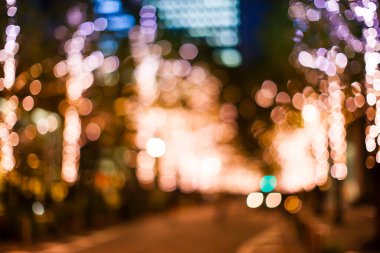 Işıklı ve bulanık odaklı yılbaşı arkaplanı