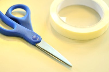 Masada makas ve yapışkan bant var. 