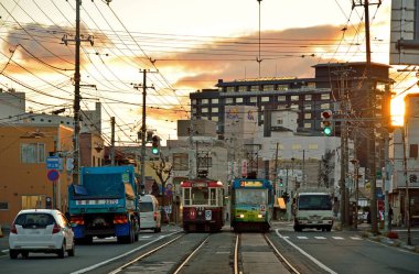 Modern Japon şehrinde raylı tramvaylar, gündüz görüşü 