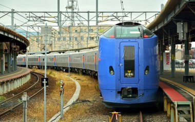 Tren demiryolunda ilerliyor.