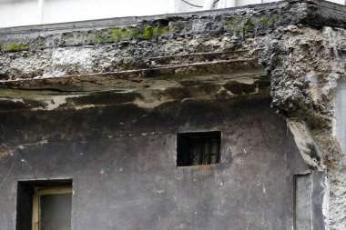 Kırık duvarları olan eski bina manzarası 