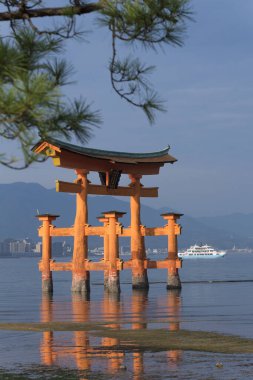 miyajima Adası büyük kayan kapı (o-yakın)