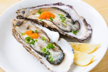 Yeşil soğanlı ve portakal soslu istiridye. 