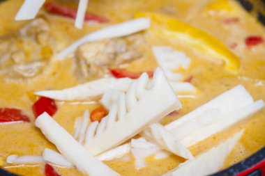 Soslu bambu filizleri pişirmek. 