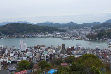 Japonya 'daki sanayi limanının tekne ve binalarıyla manzarası