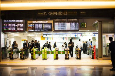 Japonya 'daki Tokyo İstasyonu' nun Marunouchi Kuzey çıkışındaki yolcular. 