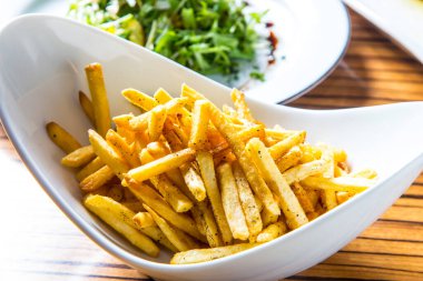 Beyaz kasede kızarmış patates kızartması.