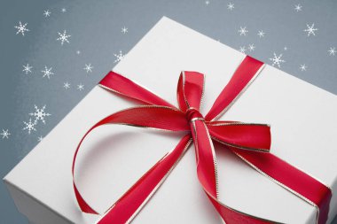 Kurdeleli Noel hediyesi kutusu ve ışık saçan bir arka plan. yeni yıl konsepti.