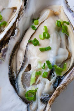 Taze soğanlı taze istiridye 