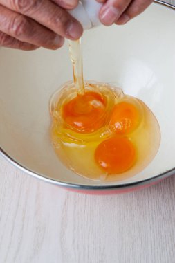 Tabakta çiğ yumurta.