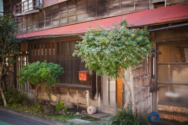 Eski ahşap evin dış görünüşü 