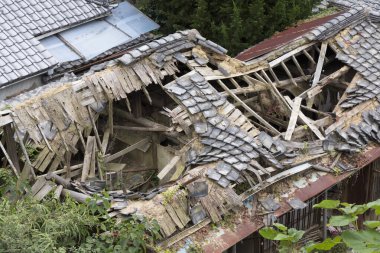 Çatısında kırık ahşap ve çökmüş kiremitler var.