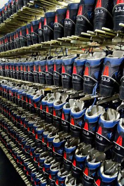 Mağazada satılık farklı boyutlarda satılık ayakkabı