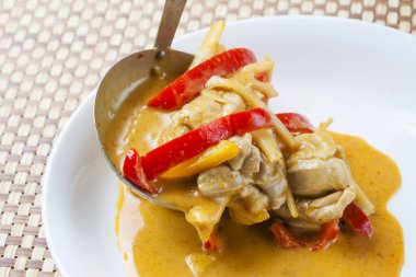 Tavuk ve sebzeli köri fotoğrafı, Asya yemekleri.