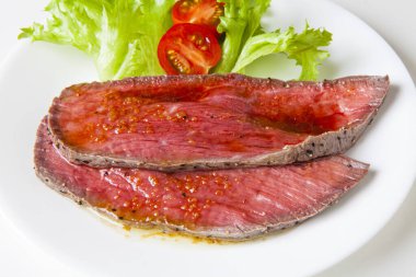 Marul yapraklı ve domatesli ızgara biftek.