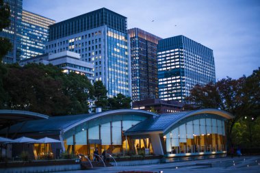 Akşam kentinde modern binalar 