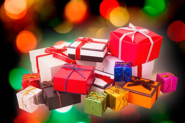 Viele Geschenkboxen Mit Bunten Bändern Auf Verschwommenem Hintergrund — Stockfoto