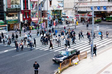 Tokyo, Japonya 'da yayaların karşıdan karşıya geçerken yüksek açılı görüntüsü             