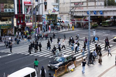 Tokyo, Japonya 'da yayaların karşıdan karşıya geçerken yüksek açılı görüntüsü             