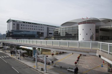 Modern Kongre Merkezi ve Otel Yükseltilmiş Yaya Yolu ile Bağlı