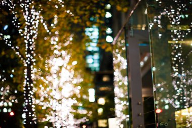 Noel 'de sokakta ışıklandırılmış ağaçların yakın plan çekimi