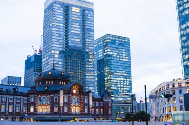 Tokyo istasyonu Tokyo, Japonya 'da akşam