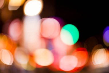Bokeh gece sokağında ışıktan bulanıklaştı