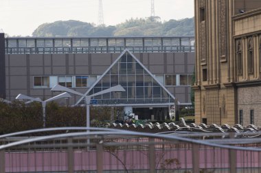 Cam üçgen yapı ve binaların yer aldığı modern mimari