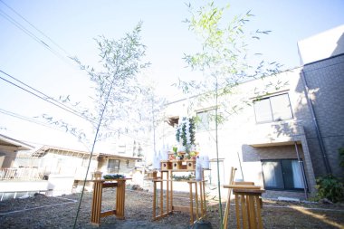 Jichinsai seremonisi için temel atma töreni, Japonya 'da Shinto ritüeli yeni bir bina inşaatı başlamadan önce gerçekleştirildi.