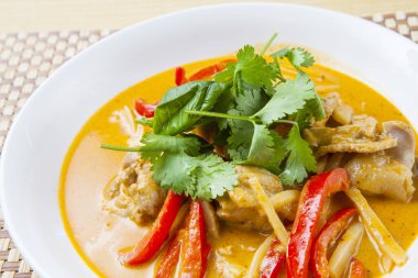 Tom yer elması çorbası, baharatlı Asya yemeği. 