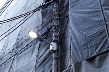 İnşaat malzemeleriyle kaplı sokak lambası aydınlatma duvarı