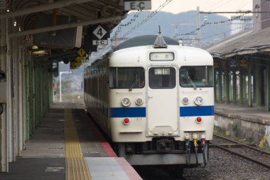 Japon demiryolunun ana hattı boyunca gün boyunca vagon ilerler..
