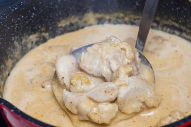 Soslu tavuk eti ve tavada baharat.