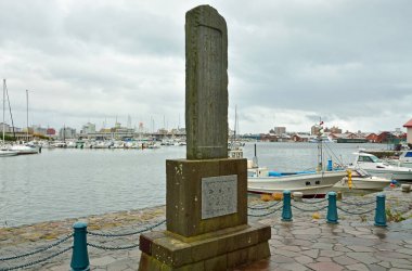 Limana ve Limana Bakan Yazılı Taş Anıt