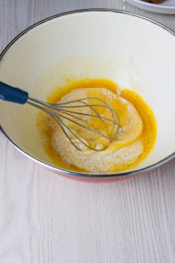 Yumurtaları çırpıcıyla karıştırmak 