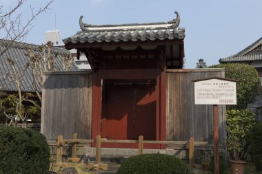 Japonya 'daki antik tapınağın yakınına yerleştirilmiş bilgi panosu