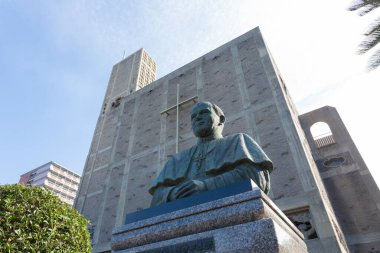 Papa II. John Paul 'un Modern Beton Kilisesi önünde Bronz Büstü