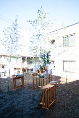 Jichinsai seremonisi için temel atma töreni, Japonya 'da Shinto ritüeli yeni bir bina inşaatı başlamadan önce gerçekleştirildi.