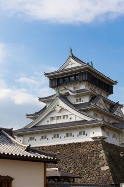 Bulutlu gökyüzüne, Japonya 'ya karşı taş temeli üzerine Kokura kalesi