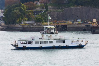 Limanda dinlenen beyaz feribot.