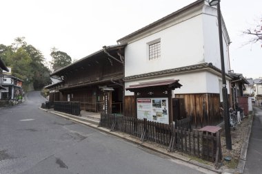 Geleneksel Japon Kurazukuri Biçimi Sokak Köşesinde Beyaz Alçı Duvar ve Bilgi Panosu