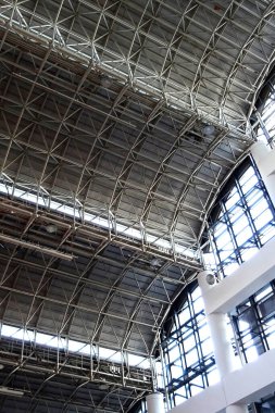 Modern bir binanın içinde.