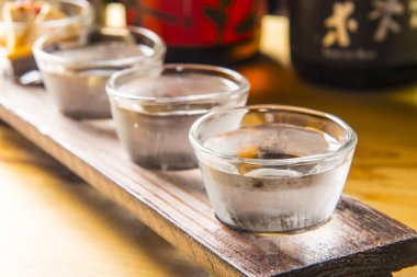 Japon geleneksel Japon sake 'si masanın arkasında.
