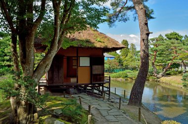 Nehirdeki eski ahşap Japon geleneksel evi.   