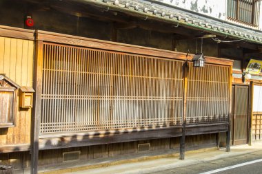 Şehirdeki geleneksel Japon evlerinin dışında.  